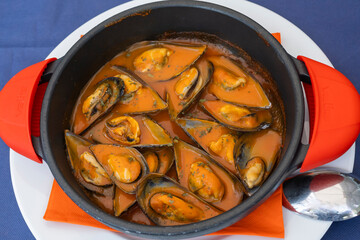 Deliciosa y exquisita ración de mejillones en salva brava picante