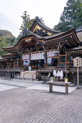 Fototapeta premium 拝殿 日本最古ともいわれるの三輪明神こと大神神社（奈良県桜井市）