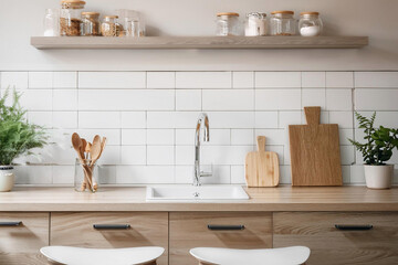 Cocina interior en tonos blancos y madera, ordenada y limpia
