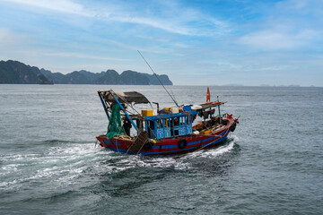 Obraz premium Bateau de pêche dans la baie de Lan Ha , Vietnam