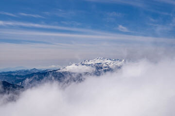 Obraz premium 残雪期の西穂高岳からの乗鞍岳