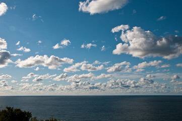 Obraz premium 静かな海と青空に浮かぶ白い雲