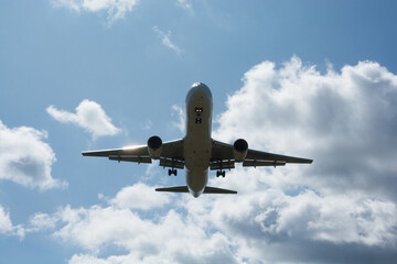 着陸準備のジェット旅客機

