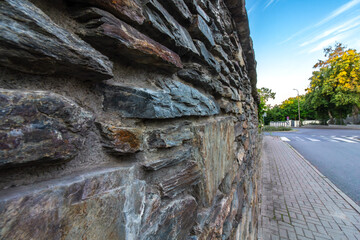 A large stone wall © Marcin Lonczak