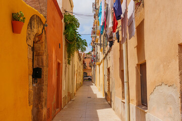 Obraz premium Vibrant Alleyway With Colorful Buildings In Tarragona