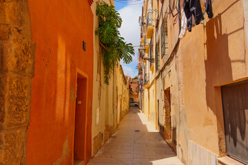 Obraz premium Charming Alleyway With Vibrant Colors In Tarragona