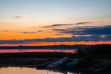 Obraz premium beautiful red sunrise on the lake on a summer morning
