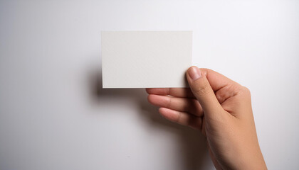 無地の白いカードを持った手元