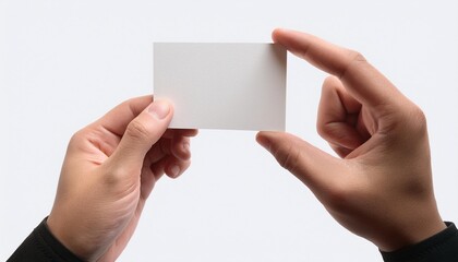無地の白いカードを持った手元