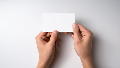 無地の白いカードを持った手元