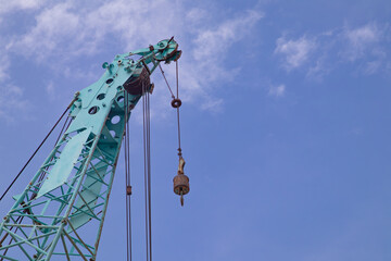 Collar Crane Boom: Sheave Hook System and Auxiliary Hook with Sling Falling for Lifting Load