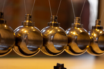 Pêndulo de Newton no ensino de Mecânica. © Luiz Leite