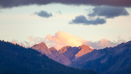 Obraz premium sunrise over the mountains
