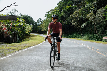 Obraz premium A young woman riding her bicycle in the mountains.