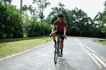 Obraz premium A young woman riding her bicycle in the mountains.
