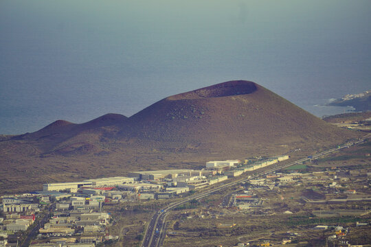 Monta&ntilde;a Grande. G&uuml;&iacute;mar. Tenerife. This 276 m volcanic cone has a crater of about 300 m in diameter and a depth of 50 m. Its asymmetric profile is due to the dominant wind during the eruption.