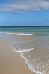 Spiaggia bianca con acqua cristallina a Fuerteventura, Spagna