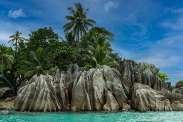 Palmenstrand und Felsen 