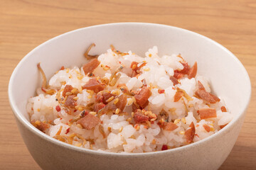 カリカリ梅　しらすご飯