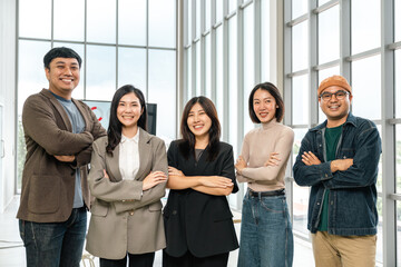 Obraz premium Asian business start up freelance people team analyzing statistics financial. Group Team of businesspeople man and woman Meeting Conference Discussion various topic Corporate Concept in office.