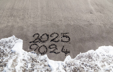 Bonne et heureuse année 2025, élégante carte de vœu montrant la fin de 2024 et le passage à...