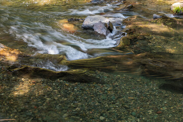 渓谷の綺麗な川の流れ