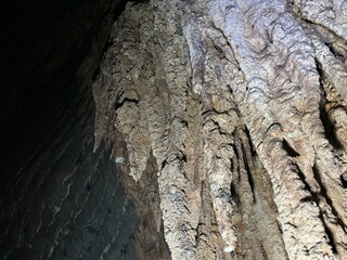 Estalactita divina en cueva natural