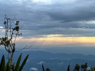 Lindo atardecer con rayos de sol entre la nubes