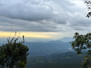 Paisaje hermoso de atardecer, con nubes y cielo con solo filtrando sus rayos