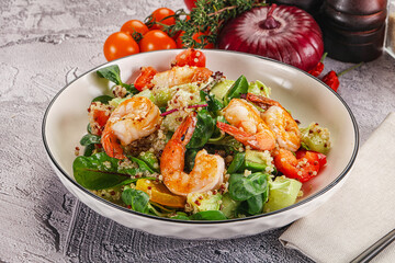 Salad with prawn and quinoa