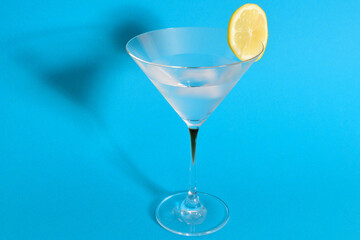 glas martini vor dem blauen hintergrund