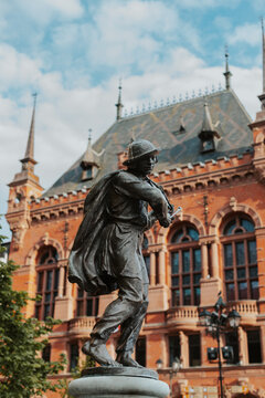 The statue of a raftsman playing violin in Toruń - fountain
