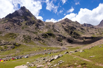Obraz premium Beautiful mountain scenery. River, valley, snow, blue sky, white clouds. In-depth trip on the Sonamarg Hill Trek in Jammu and Kashmir, India