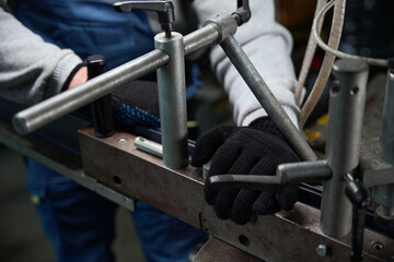 Obraz premium Worker fixed a part on a special machine