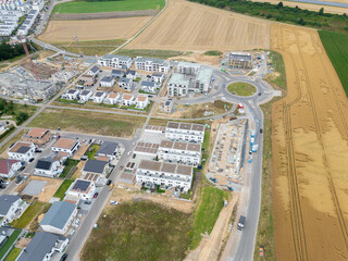 Neues Baugebiet mit Häusern am Stadtrand