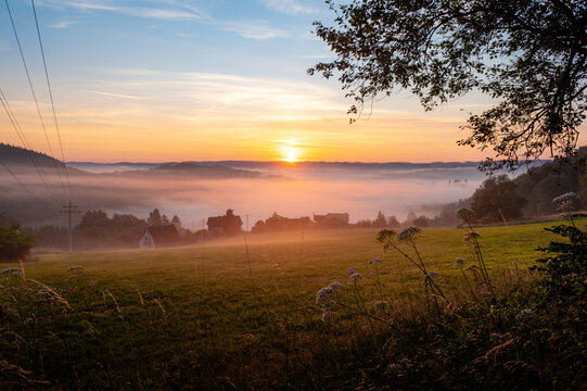 Sonnenaufgang &uuml;ber dem Wiedtal mit Nebel