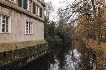 Betrachtung des Klosters Dinklage im Herbst	