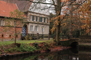 Betrachtung des Klosters Dinklage im Herbst	
