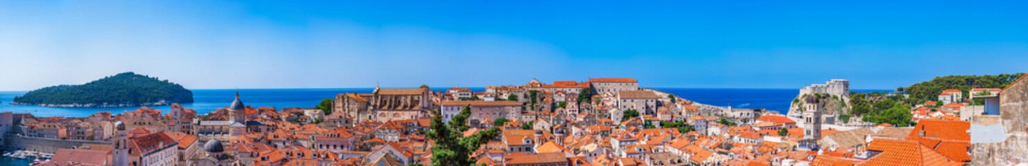 Obraz premium Panoramic view of Dubrovnik medieval Old Town and City Walls in Croatia