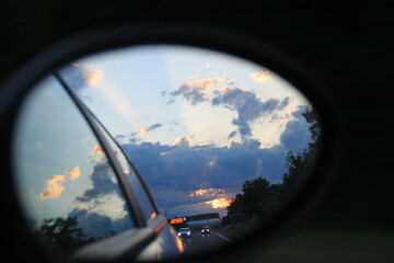 sunset cielo atardecer en un espejo del carro 