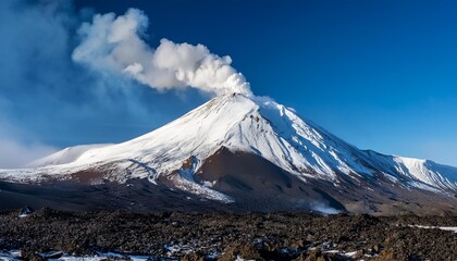 Un volc&aacute;n cubierto de nieve, con un cr&aacute;ter humeante y laderas