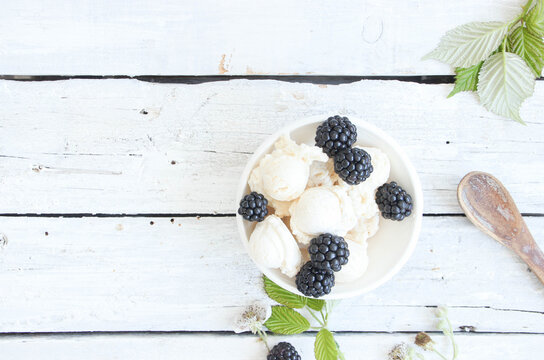 Brombeeren Eis Brombeer Wildobst Eisbecher