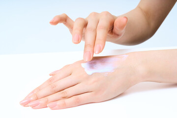 ハンドケアをする女性の手元