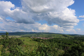 Sasbach und Umgebung unter sonnigen Wolken