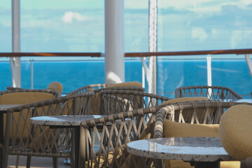 Sonnenliegen auf Luxus Kreuzfahrtschiff - Sun loungers and deck chairs on luxury oceanliner, cruiseship or cruise ship liner Queen Anne on outdoor promenade pool deck