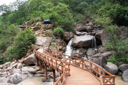 wooden foot bridge made for the tourists to get a good view over the canyon where mighty lodh waterfalls plunges in the river gorge, jharkhand, india