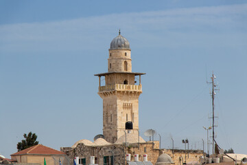 Obraz premium Minaret of the Chain Gate of Al-Aqsa mosque, Jerusalem. Historic Islamic buildings of Jerusalem.