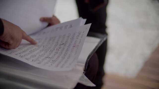 persona leyendo partituras antes de concierto