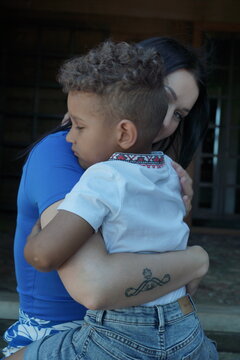 Mama przytula dziecko.