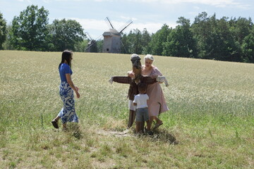 Rodzina. Dziecko, mama, babcia i strach na wróble. Olsztynek. Polska - Mazury - Warmia.